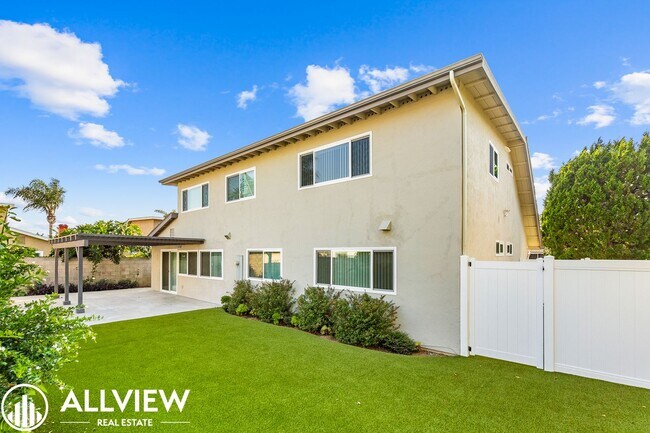 Building Photo - Welcome to this stunning 5-bedroom, 4-bathroom home located in the desirable Huntington Beach nei...