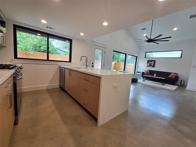 Building Photo - 1112 W N Loop Blvd