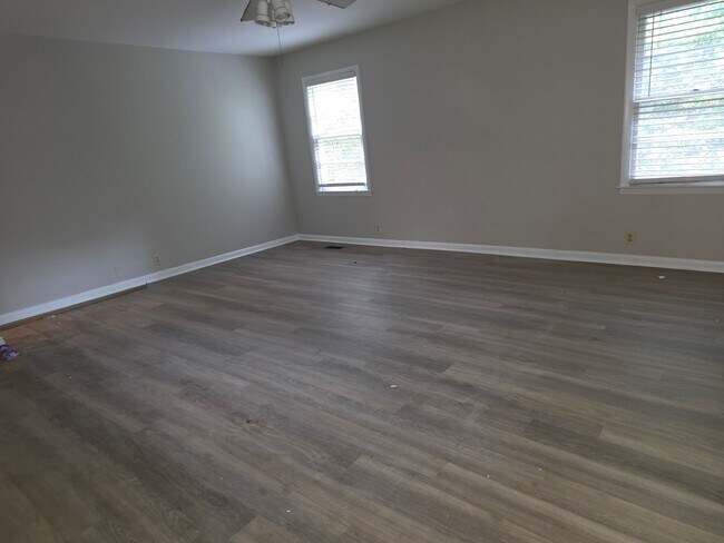 Building Photo - Renovated Kitchen, 3 BR / 3 BH home in Terry Sanford Area!