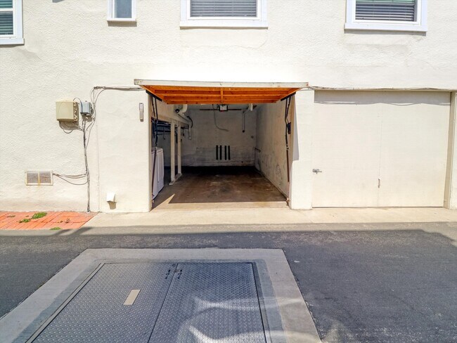 Building Photo - 218 25th Pl