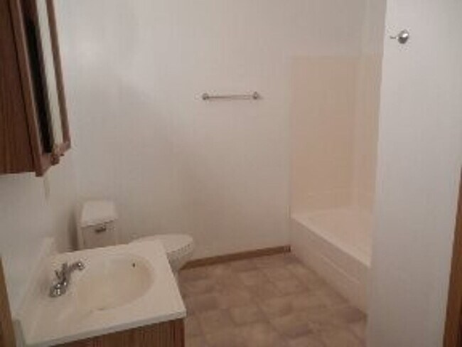 Building Photo - 2 Bedroom 1 Bathroom upstairs apartment