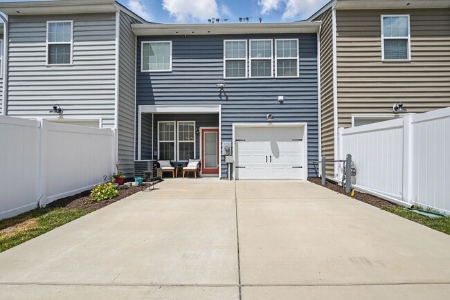 Building Photo - Stunning Modern and Spacious Townhouse!