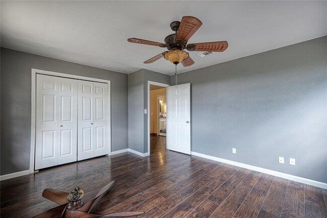 Building Photo - 2105 Vivian Dr