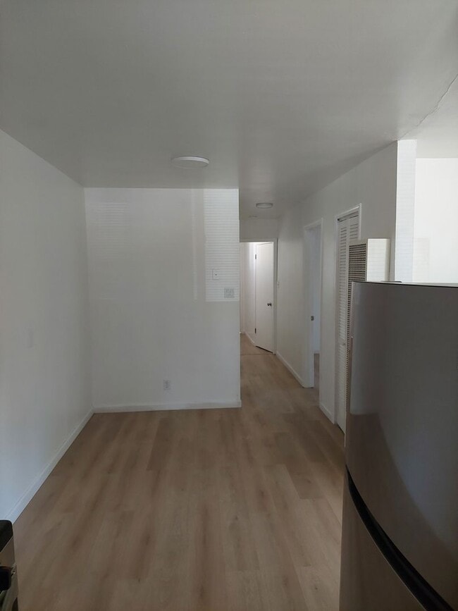 Building Photo - 2 Bedroom near Stateline