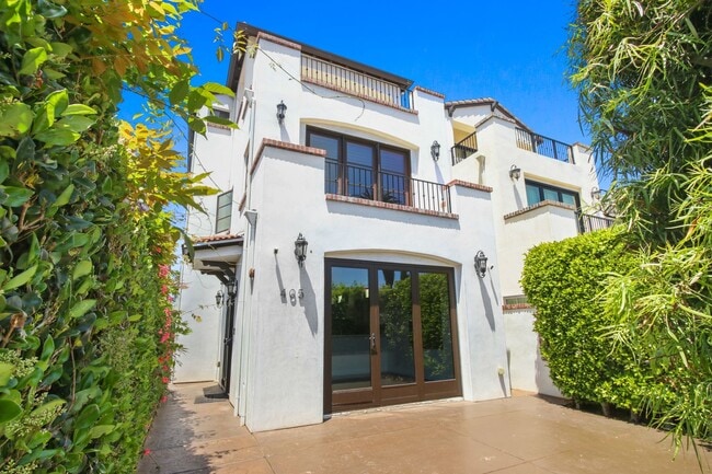 Primary Photo - Stunning 3 BD | 4BTH With 2 Bonus Rooms