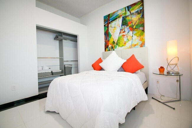 Building Photo - 661 Lake Wellington Dr