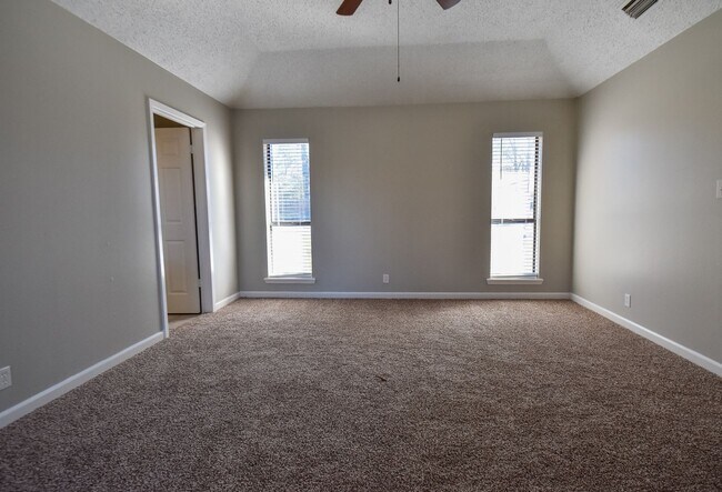 Building Photo - Available Now! Stunning 3 Bed 2 Bath in Fl...