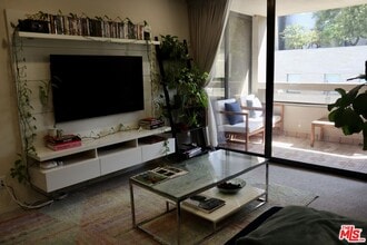 Building Photo - 121 S Hope St