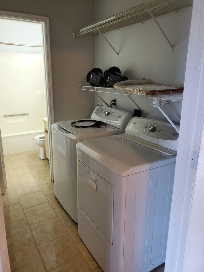 Building Photo - **Newly remodeled kitchen **  2 bedroom, 2bath Isle of Hope home with fenced in backyard and scre...