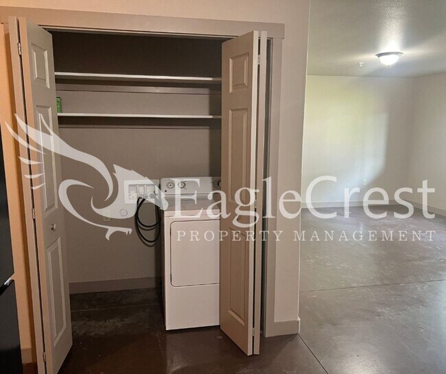 Building Photo - Two Bedroom, One and a Half Bathroom Unit