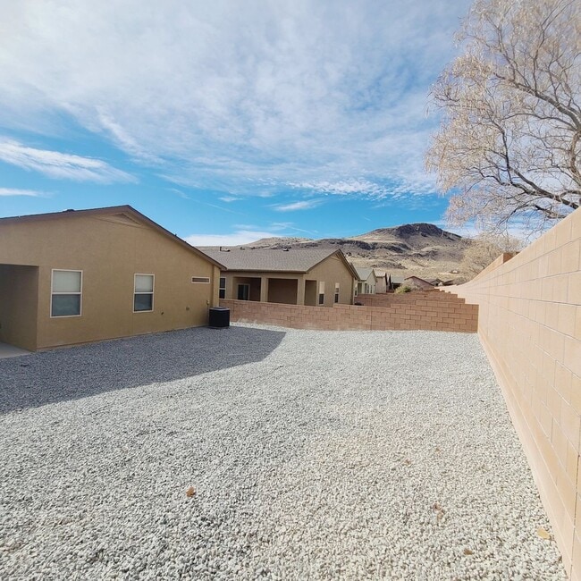 Building Photo - 4 bed 2 bath home in Huning Ranch! Newly Built