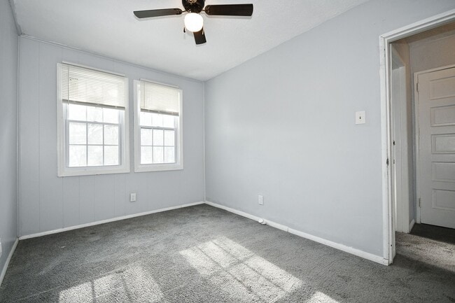 Building Photo - 2 Bed/1Bath Single Family Row House - Section 8 Considered