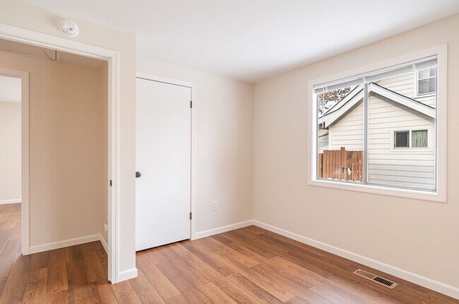 Building Photo - Huge Kitchen, 1000 sq ft Shop/Garage, Remodeled 3 bedroom