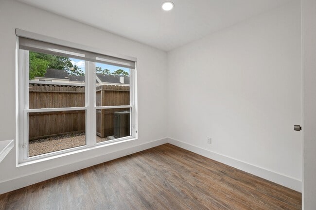 Building Photo - 10240 Longmont Dr