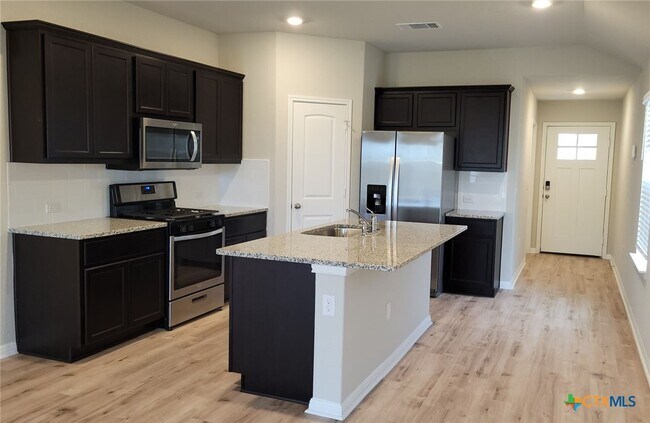 Building Photo - 417 Shiner Ln