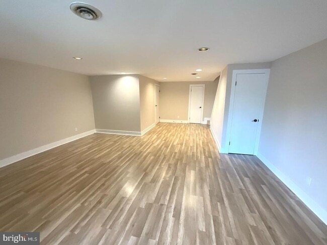 Building Photo - 1027 Travis Ln