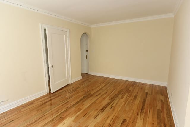 Building Photo - 430 W Roscoe St