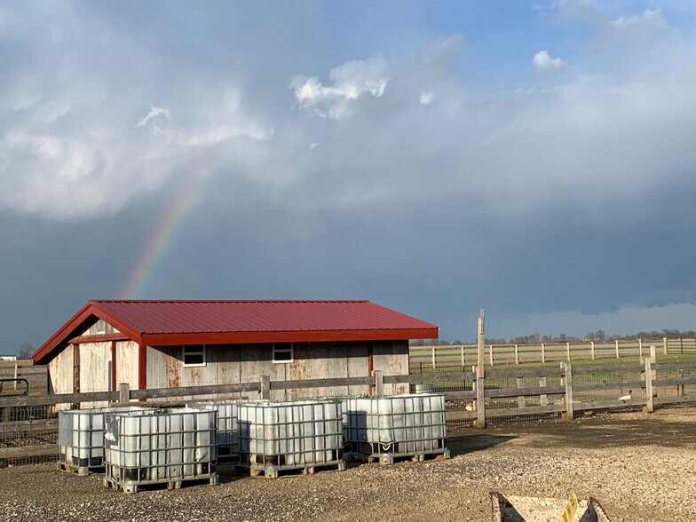 Small barn - 13360 US Highway 62 NE
