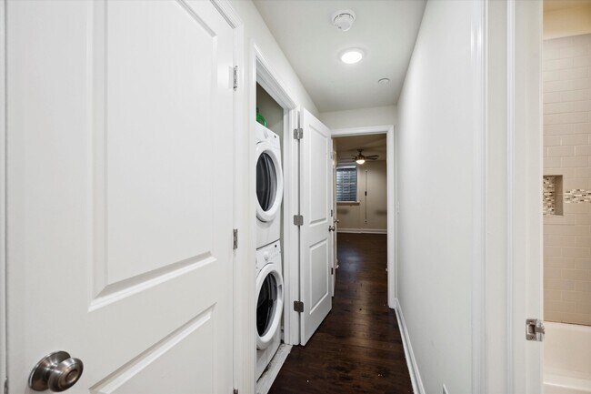 Building Photo - 1521 W Seybert St