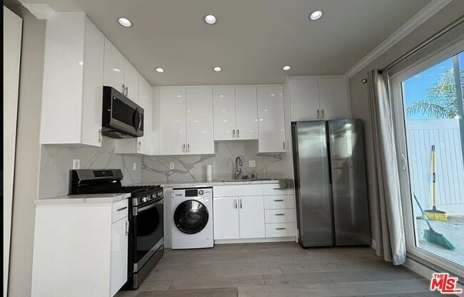 Building Photo - 9248 Lev Ave