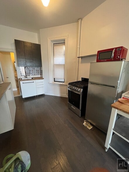 Building Photo - Junior 1BR / Studio Right Along Prospect P...