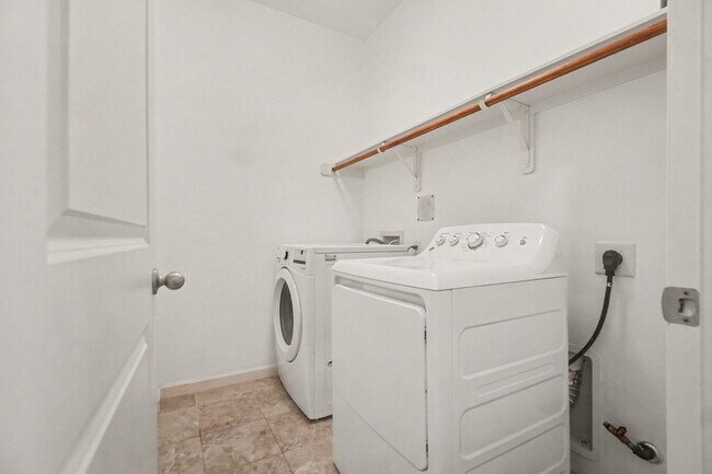Building Photo - 3413 Omega St