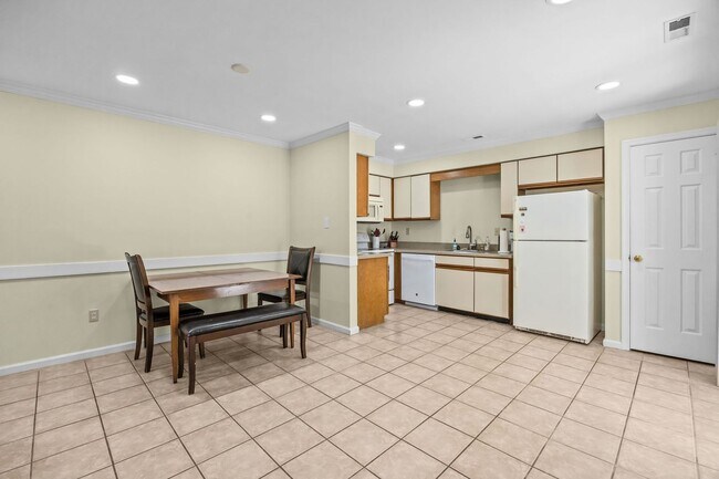 Building Photo - Beautiful Condo-Style Living in Virginia Beach