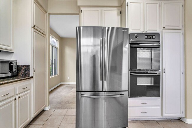 Building Photo - Beautiful 3 Bedroom/2.5 bath  detached hom...