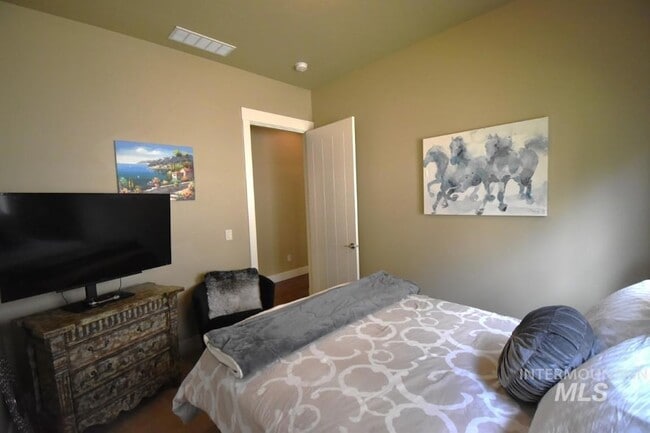 Building Photo - 1193 E Lone Shore Dr