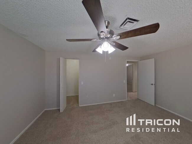 Building Photo - 1618 W Palomino Dr