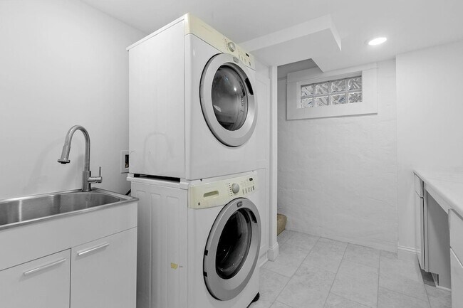 Building Photo - 1826 Franklin Ave SE