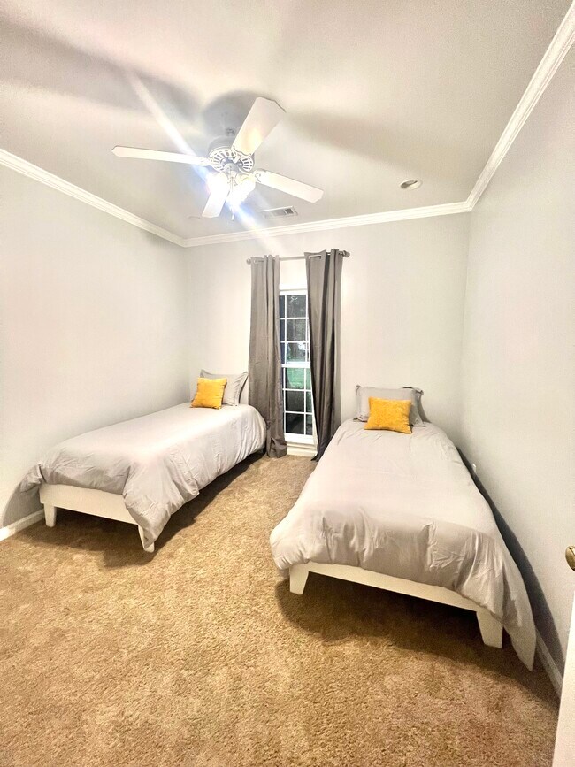 Building Photo - 190 Oak St