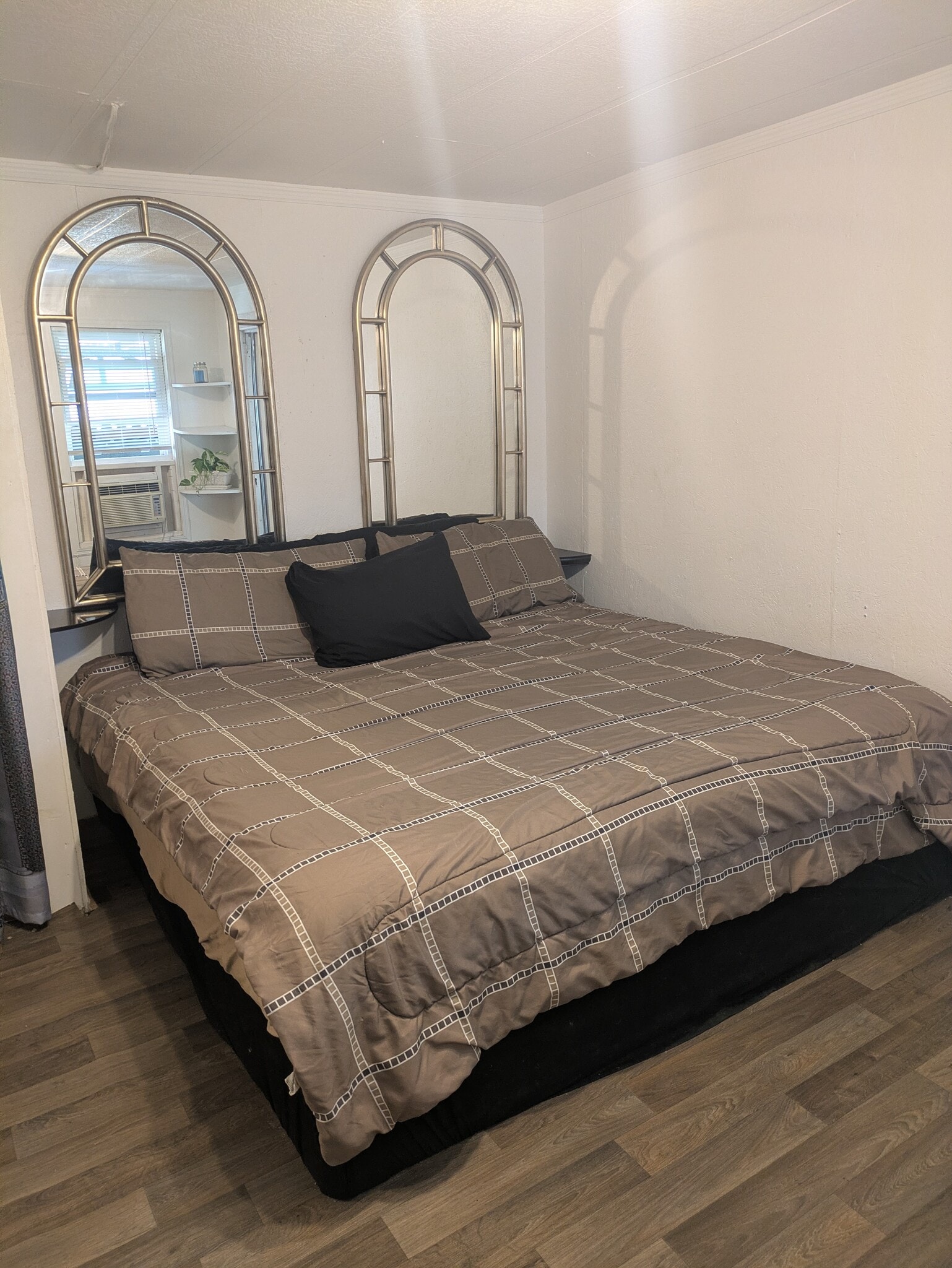 Building Photo - 9838 Lake Dr