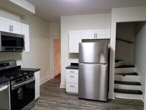 Building Photo - 3 Bedroom 2 Full Bath TownHouse with 2 car tandem  Parking for Rent
