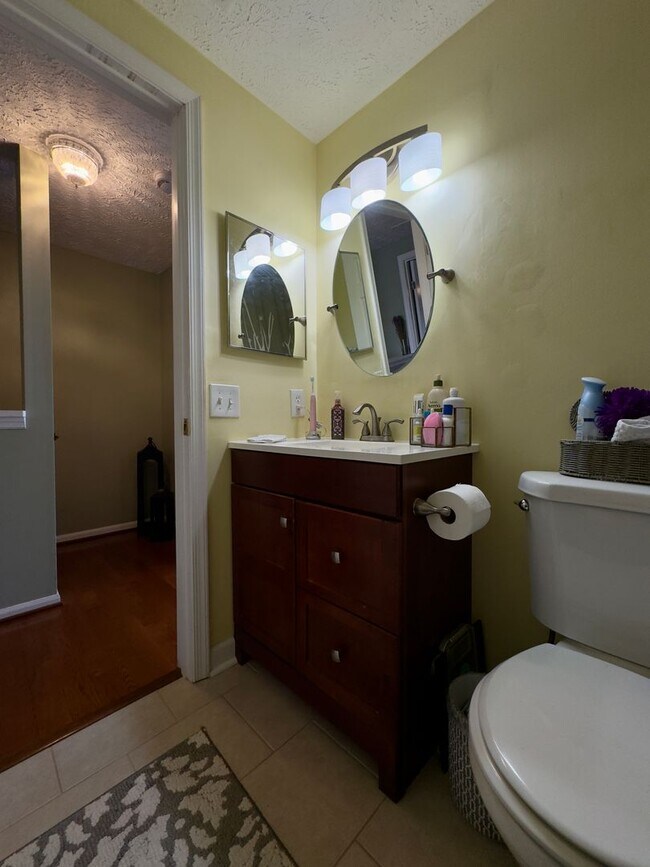 Building Photo - Modern 2-Bedroom Townhome with Spacious Ya...