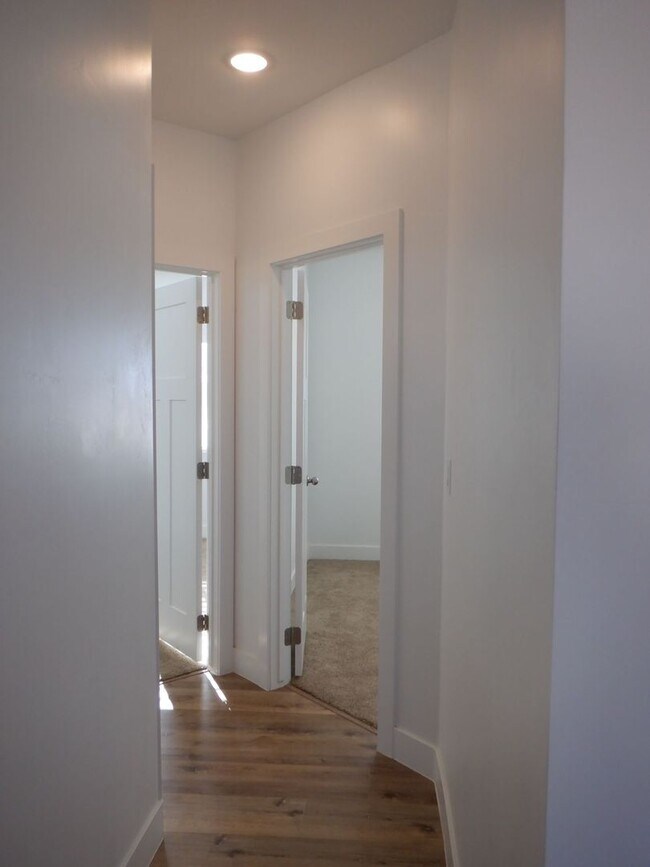 Building Photo - 3 Bed 2 bath with 2 car attached garage