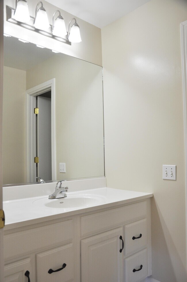 Building Photo - 5572 Magnolia Terrace