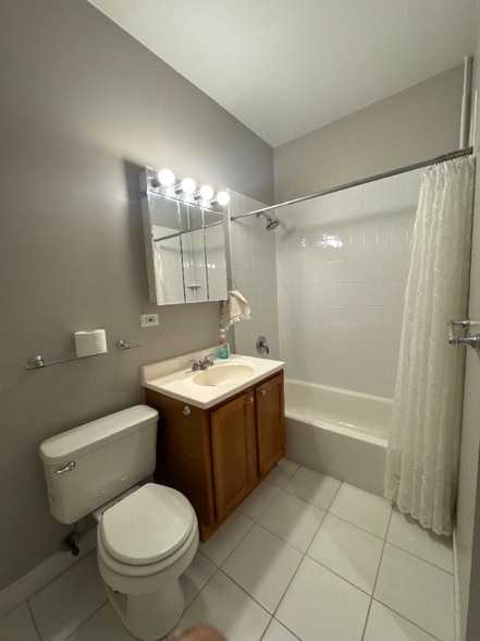 Building Photo - 3708 W Ainslie St