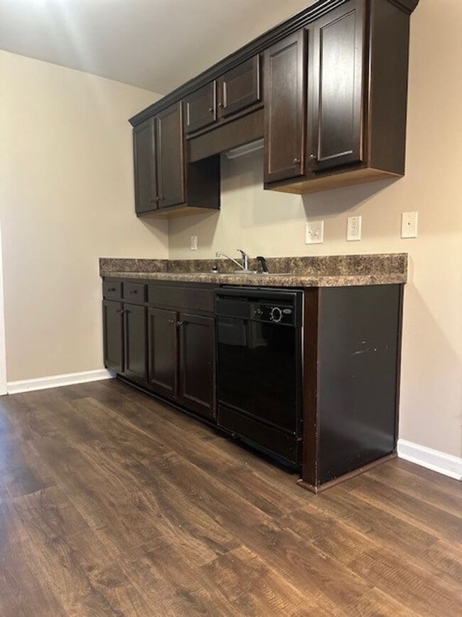 Building Photo - 3 Bed/2 Bath Home - 10 minutes to SJAFB!