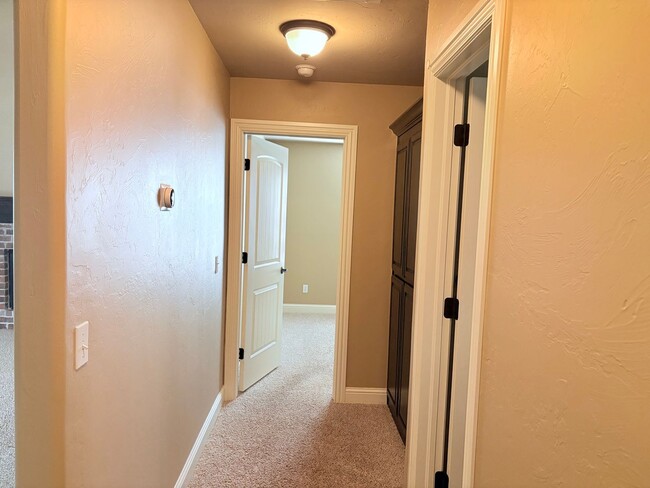 Building Photo - Large four bedroom home in Edmond