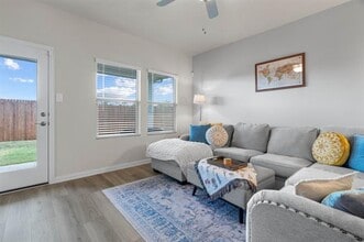 Building Photo - 207 Greenbriar Dr