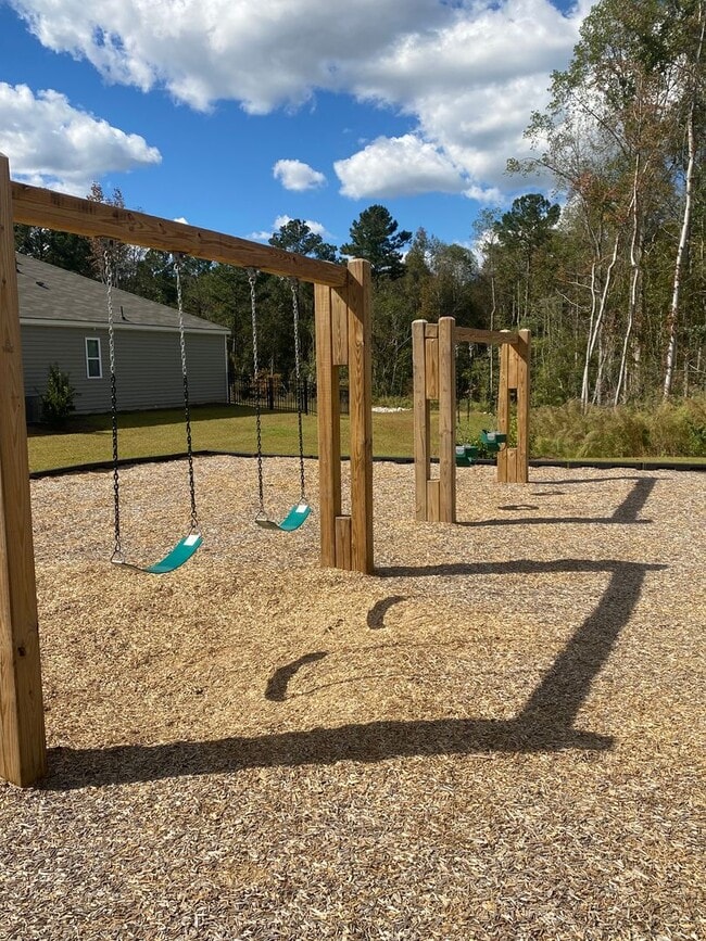 Building Photo - **$1000 off first months rent with acceptable credit and application**