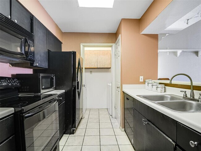 Building Photo - 807 W 25th St