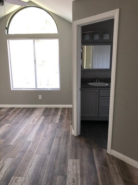 Building Photo - 5033 Vivaldi Dr