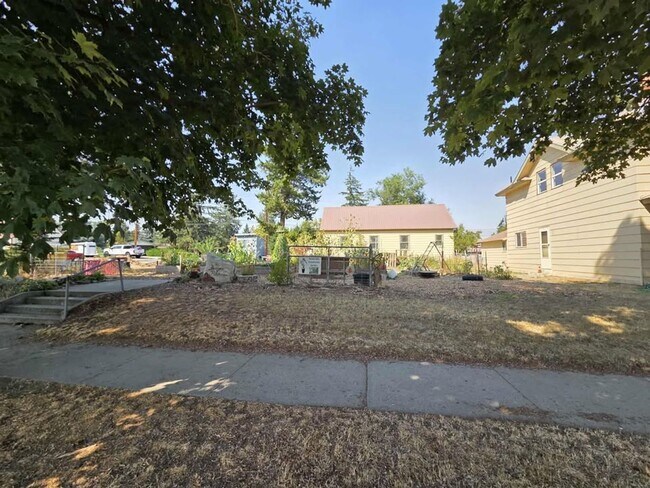 Building Photo - Large 4 Bedroom 2 Bath in Quaint Waterville