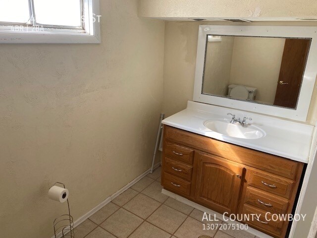 Building Photo - 4 Bed, 2 Bath, 1 Garage