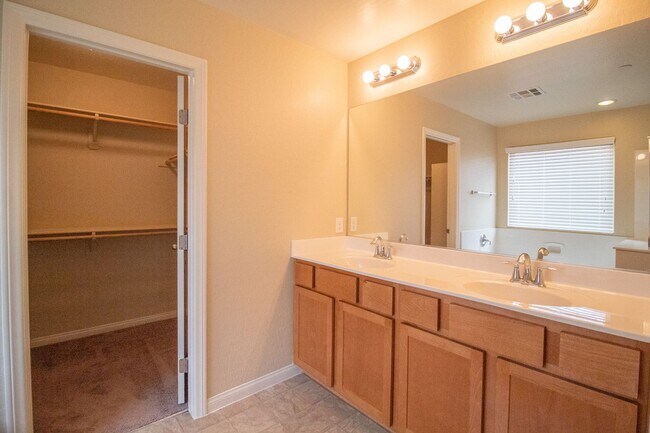 Building Photo - GUARD GATED 3 BD 2.5 BTH HOME IN HENDERSON