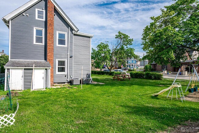 Building Photo - 324 Main St