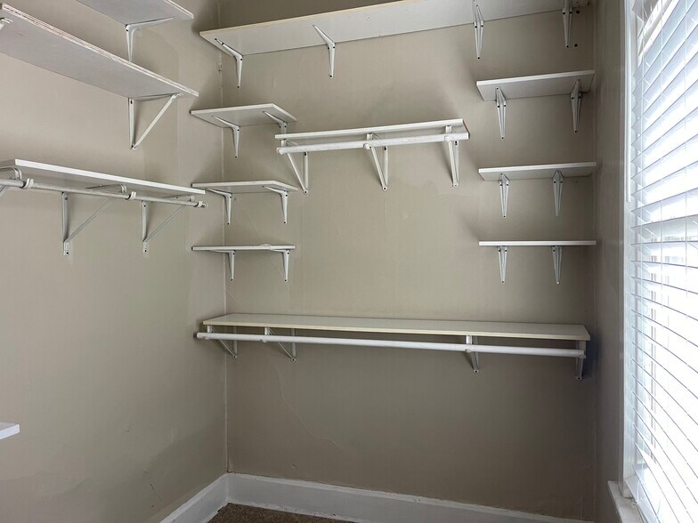 Walk in Closet - 1834 W Thomas St