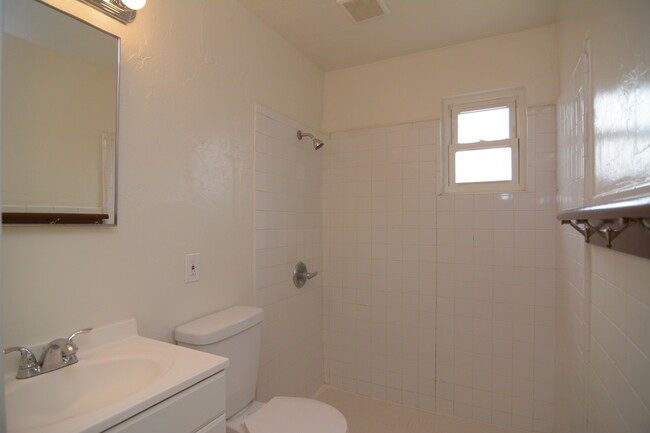 Building Photo - Remodeled 3 Bedroom 1 Bath House! Central ...